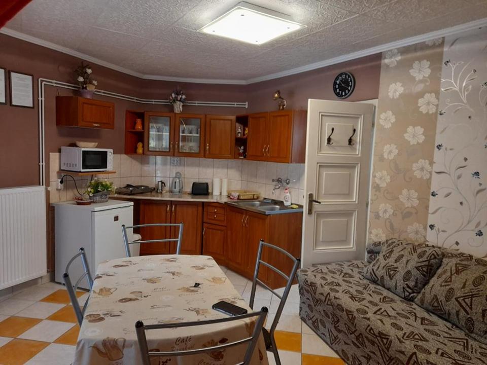 Gyoengyvirag Apartment Romhany Ngoại thất bức ảnh